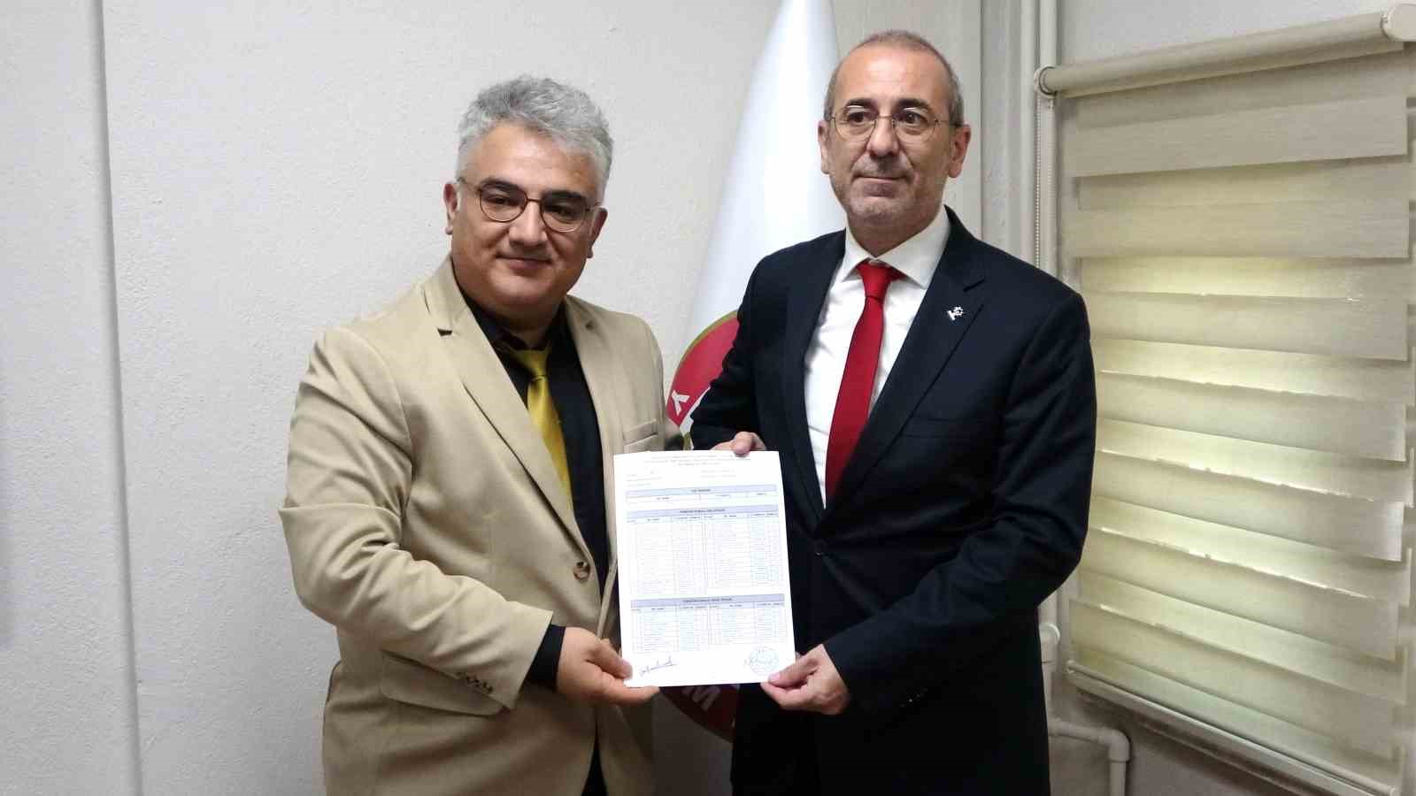 AK PARTİ KÜTAHYA MERKEZ İLÇE MURAT AFŞARÜNAL, MAZBATASINI ALARAK GÖREVİNE