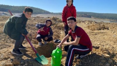 TAVŞANLI'DA YEŞİL BİR MİRAS BIRAKMAK İÇİN FİDAN DİKİMİ