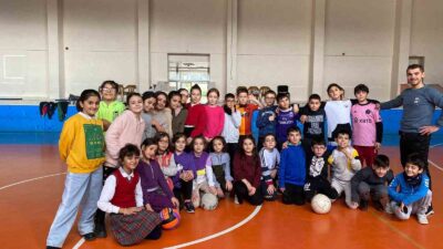 GEDİZ’DE OKULLARDA SPOR TANITIMI İLE GENÇLER SPORA KAZANDIRILIYOR