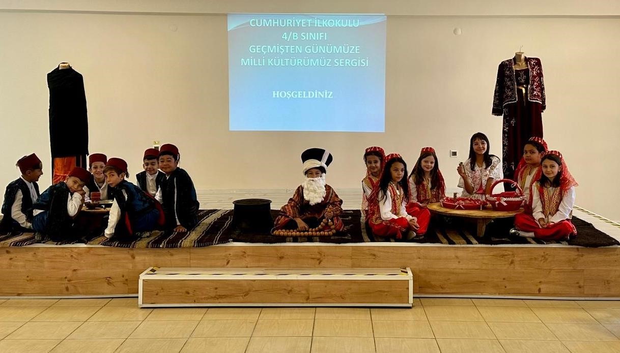 HİSARCIK CUMHURİYET İLKOKULUNDA, "GEÇMİŞTEN GÜNÜMÜZE MİLLİ KÜLTÜRÜMÜZ" KONULU SERGİ