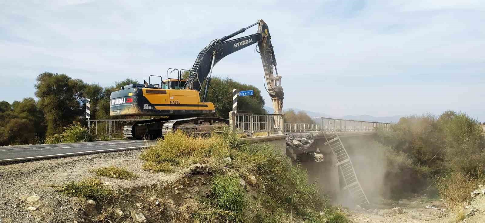 Hisarcık’ta 70 yıllık köprünün yıkımına başlandı