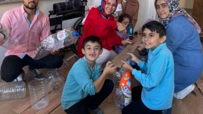 HİSARCIK’TA ÖZEL ÖĞRENCİLERDEN SOKAK HAYVANLARINA MAMA KABI