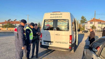 KÜTAHYA JANDARMA TRAFİK TİMLERİ, OKUL SERVİS ARAÇLARINI DENETLEDİ