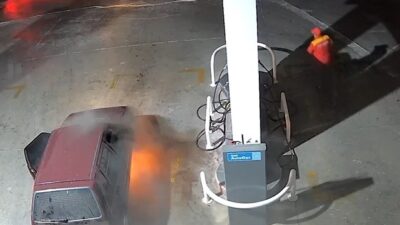 AKARYAKIT İSTASYONUNDA ALEV ALAN OTOMOBİL KORKUTTU