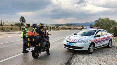 KÜTAHYA’DA JANDARMA TRAFİK TİMLERİNDEN MOTOSİKLET VE MOTORLU BİSİKLET DENETİMİ