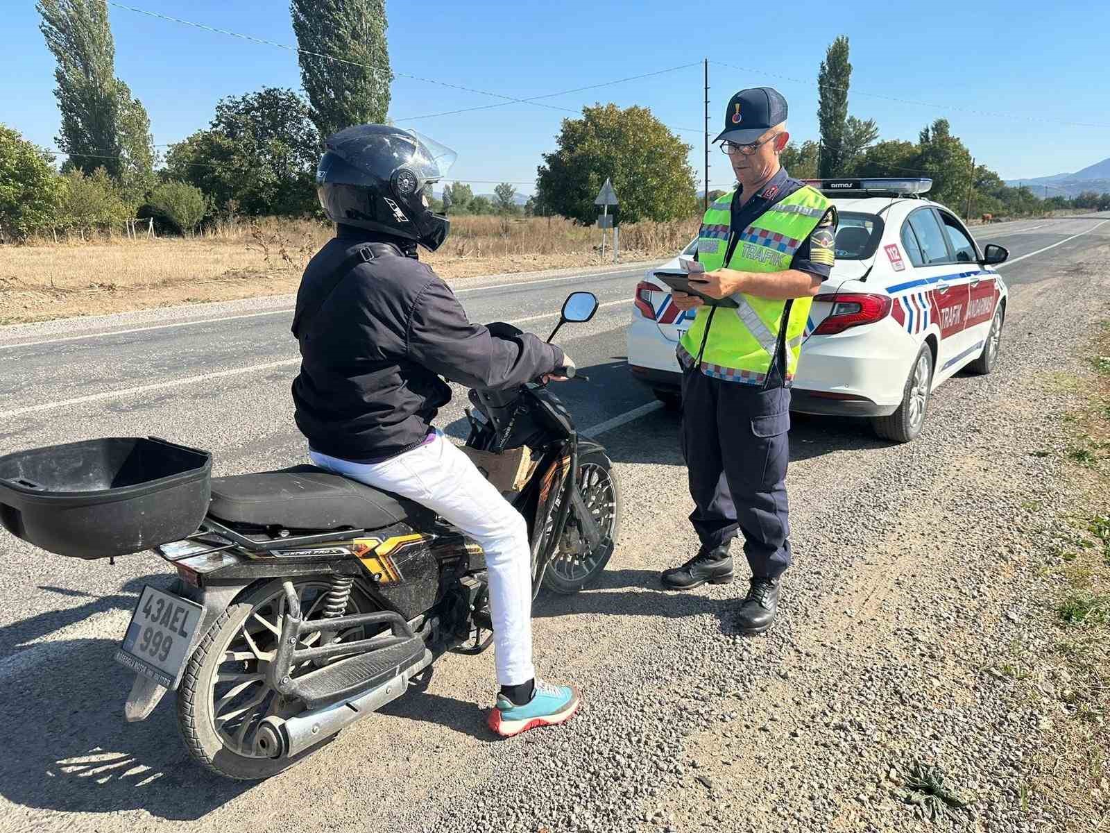 Kütahya’da Jandarma Trafik ve Asayiş Timlerinden motosiklet ve motorlu bisiklet denetimi