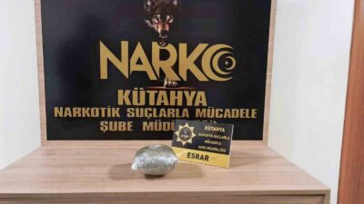 KÜTAHYA’DA UYGULAMA NOKTASINDA DURDURULAN YOLCU OTOBÜSÜNDE EŞYALARI ARASINDA UYUŞTURUCU ELE