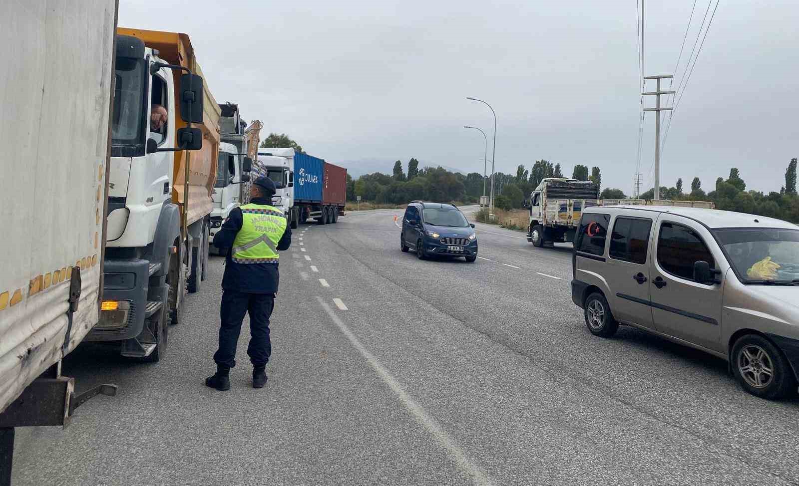 Kütahya’da yük ve yolcu taşımacılığı yapan araçlar ile sürücüler denetlendi