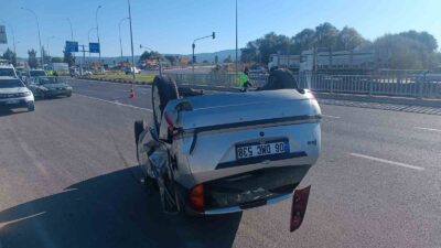 OTOMOBİL İLE KAMYONET ÇARPIŞTI: 2 YARALI