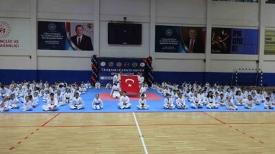 KÜTAHYA'NIN TAVŞANLI İLÇESİNDE DÜZENLENEN KARATE KURSUNDAKİ SPORCULARA KUŞAK SERTİFİKA VE