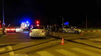 KÜTAHYA'NIN TAVŞANLI İLÇESİNDE 2 OTOMOBİLİN ÇARPIŞMASI SONUCU MEYDANA GELEN TRAFİK