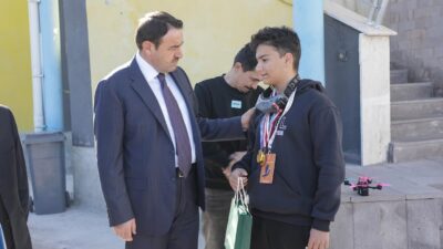 VALİ IŞIN, ULUSLARARASI ROBOT YARIŞMASI'NDA BAŞARI ELDE EDEN DORUK CENGİZ'İ