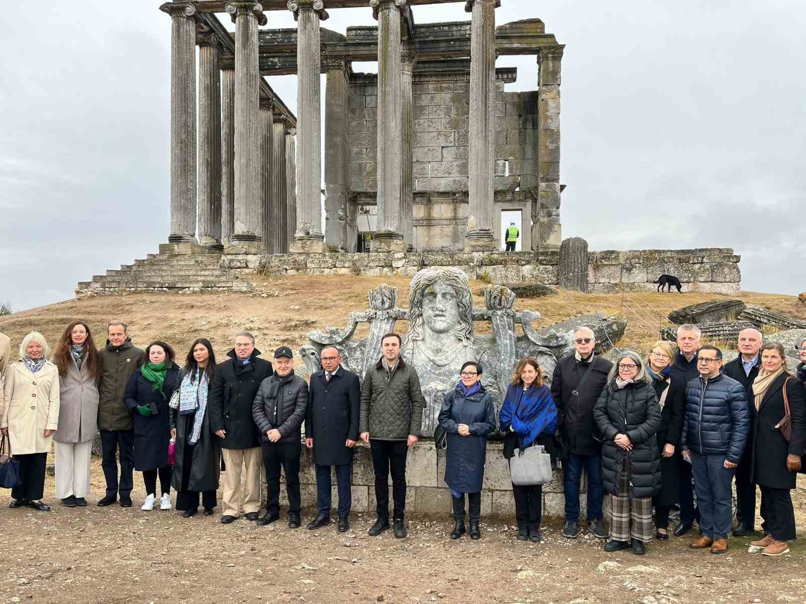 AB büyükelçileri, Çavdarhisar Aizanoi Antik Kenti’ni gezdi