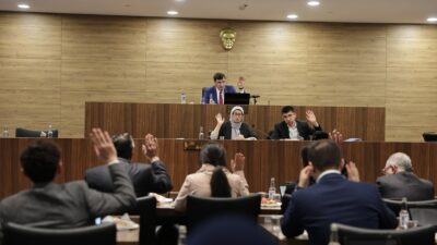 BELEDİYE BAŞKANI KAHVECİ AKP VE MHP'Lİ MECLİS ÜYELERİNİ ALKIŞLADI