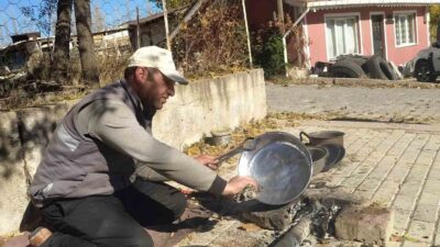 BURSALI KALAYCI USTASI CENGİZ ÖZKARAÇ, BABASI VE DEDESİNDEN ÖĞRENDİĞİ KALAYCILIK