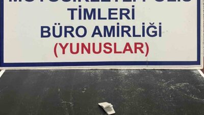 KÜTAHYA'DA BİR ŞAHSIN CEP TELEFONU KILIFINDAN UYUŞTURUCU ÇIKTI