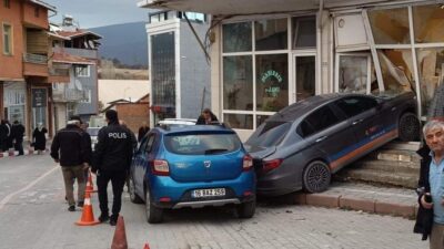 KONTROLDEN ÇIKAN OTOMOBİL YAYAYA VE İKİ ARACA ÇARPTI, KAZAYA KARIŞAN