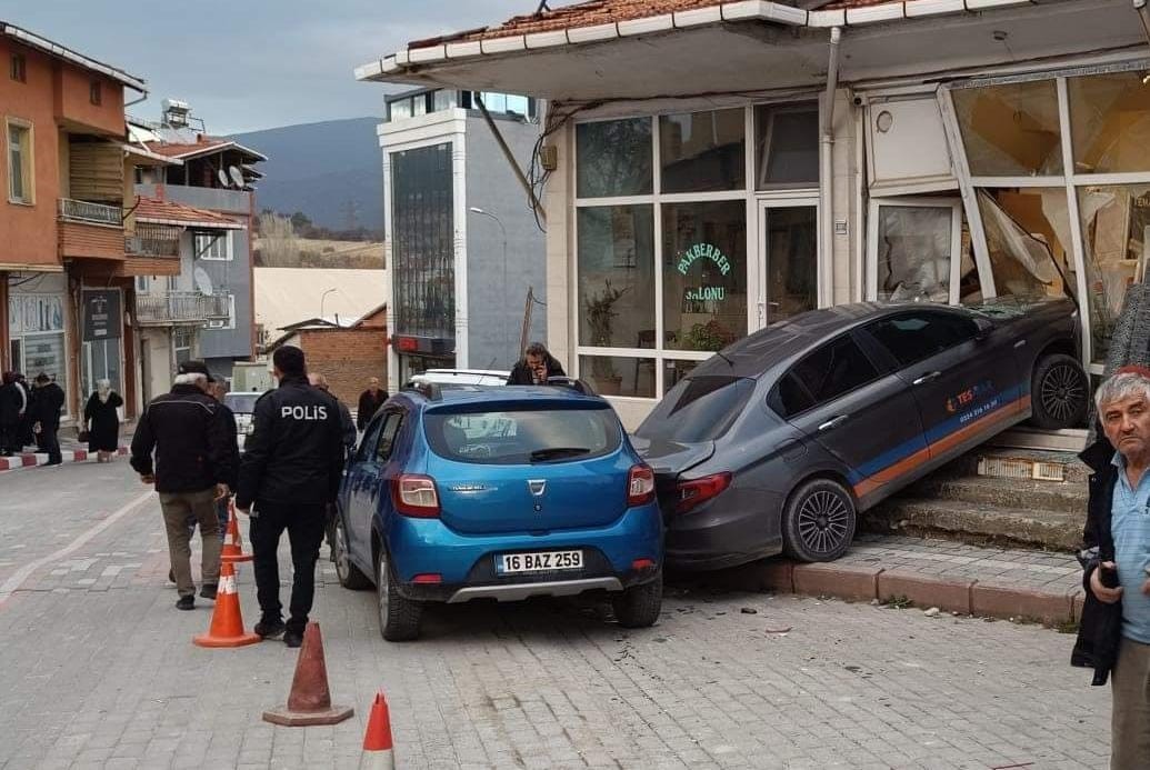 KONTROLDEN ÇIKAN OTOMOBİL YAYAYA VE İKİ ARACA ÇARPTI, KAZAYA KARIŞAN