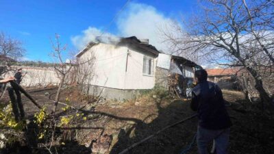KÜTAHYA'NIN EMET İLÇESİ ÖMERFAKI KÖYÜNDE TEK KATLI DEPREM KONUTUNDA ÇIKAN