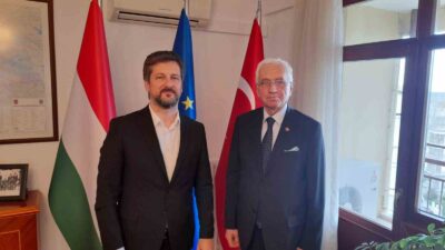 GAZETECİ-YAZAR İHSAN TUNÇOĞLU, MACARİSTAN BÜYÜKELÇİSİ VİKTOR MATİS’E KİTABINI TAKDİM ETTİ