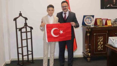 GEDİZ KAYMAKAMI HAKAN ALKAN, TÜRKİYE ŞAMPİYONU MERT HAKAN KARAOĞLAN’I MAKAMINDA