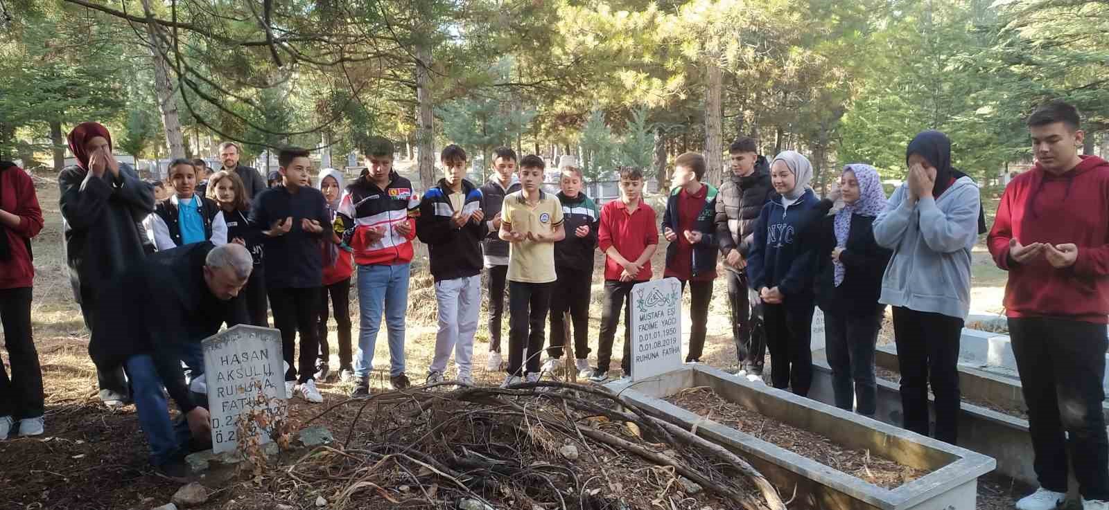 Hisarcık’ta vefat eden öğretmenlerin mezarları ziyaret edildi