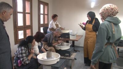 KÜTAHYA OLGUNLAŞMA ENSTİTÜSÜ MÜDÜRLÜĞÜ TARAFINDAN DÜZENLENEN 'ÇİNİ-SERAMİK ÇARK TORNA' KURSU