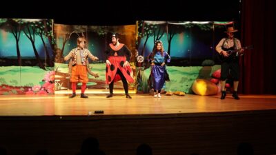 KÜTAHYA’DA MİNİKLERE ÖZEL TİYATRO KEYFİ