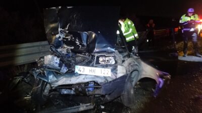 KÜTAHYA'NIN TAVŞANLI İLÇESİNDE OTOMOBİLİN İŞ MAKİNASINA ARKADAN ÇARPMASI SONUCU MEYDANA