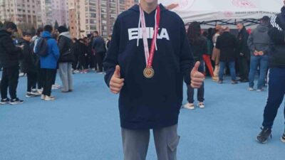 GEDİZLİ MERT ALİ KARAOĞLAN, ATATÜRK’Ü ANMA KOŞUSUNDA TÜRKİYE ŞAMPİYONU OLDU