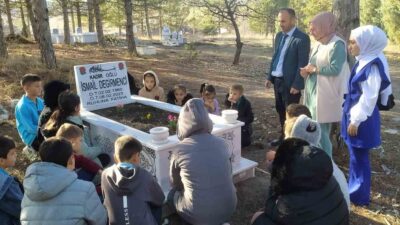 MİNİK ÖĞRENCİLERDEN VEFA ÖRNEĞİ VEFAT EDEN MÜDÜR YARDIMCILARININ MEZARINI ZİYARET