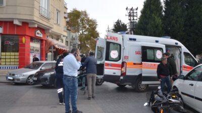OTOMOBİL İLE MOTOSİKLET ÇARPIŞTI: 1 YARALI