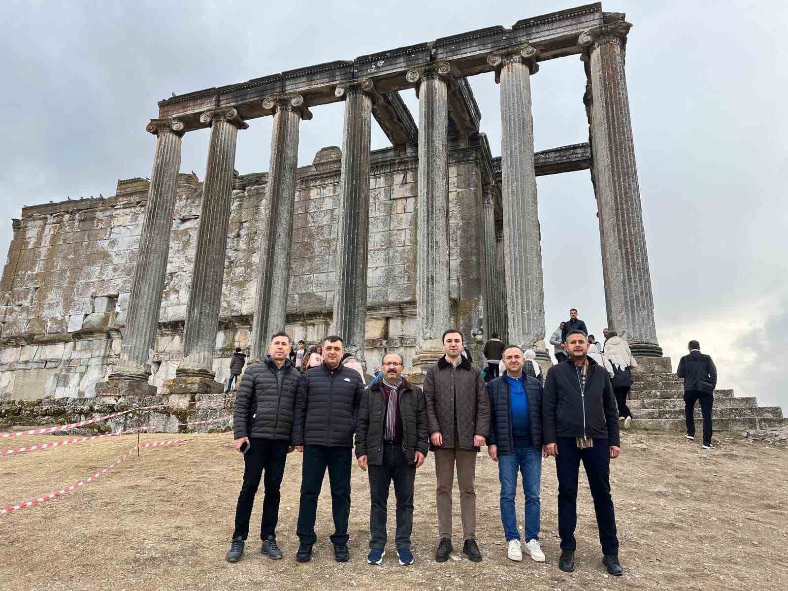 Yargıtay üyesi ve HSK heyeti Çavdarhisar Aizanoi Antik Kenti’ni ziyaret etti