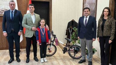 ALTINTAŞ KAYMAKAMI GÜDEK, RESİM YARIŞMASINDA TÜRKİYE BİRİNCİSİ ÖĞRENCİYİ KABUL ETTİ