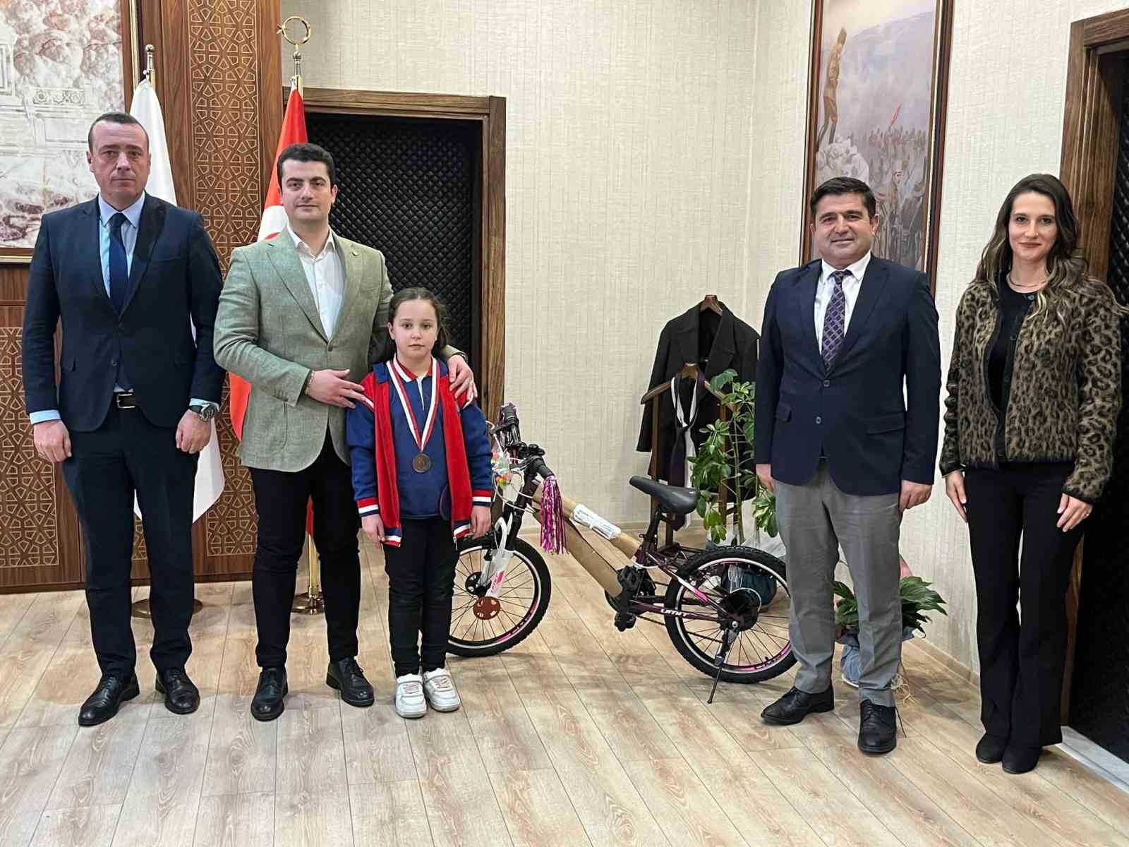 ALTINTAŞ KAYMAKAMI GÜDEK, RESİM YARIŞMASINDA TÜRKİYE BİRİNCİSİ ÖĞRENCİYİ KABUL ETTİ