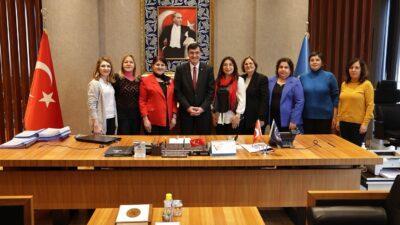 BAŞKAN KAHVECİ’DEN MÜNÜRE KARA’YA PLAKET