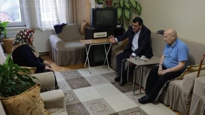 BELEDİYE BAŞKANI KAHVECİ, SÖZ VERDİĞİ ŞERİFE TEYZE’Yİ EVİNDE ZİYARET ETTİ