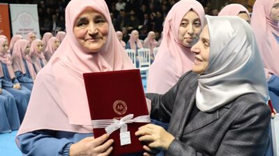 UMMAHAN KALKAN, DİPLOMASINI SEDİDE AKBULUT'UN ELİNDEN ALDI.