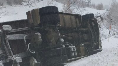 DOMANİÇ-İNEGÖL KARAYOLU'NDA TIR KAZASI: 2 YARALI