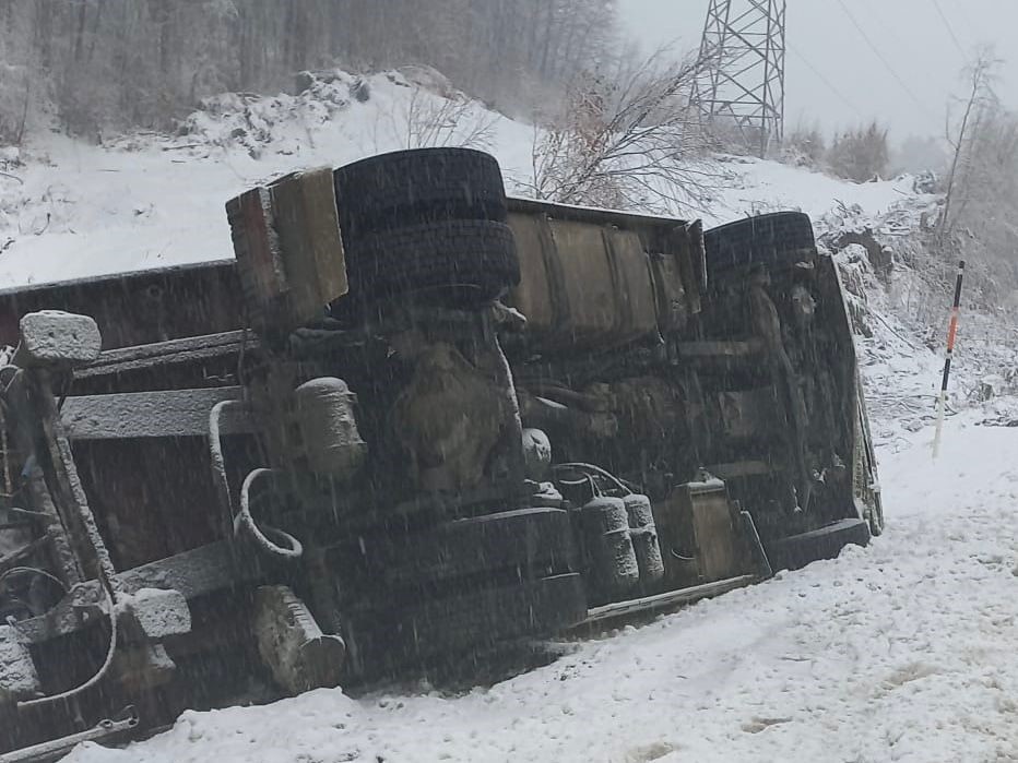 DOMANİÇ-İNEGÖL KARAYOLU'NDA TIR KAZASI: 2 YARALI