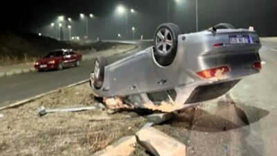 Emet ilçesinde yağış nedeniyle kayganlaşan yolda refüje çarparak ters dönen