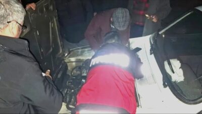 KÜTAHYA'NIN EMET İLÇESİNDE SEYİR HALİNDE ALEV ALAN ARAÇ İTFAİYE EKİPLERİNİN