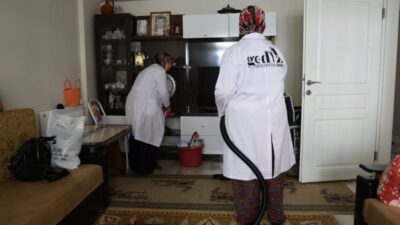 GEDİZ BELEDİYESİNDEN ÖRNEK HİZMET ÜCRETSİZ EVDE TEMİZLİK HİZMETİ BAŞLADI