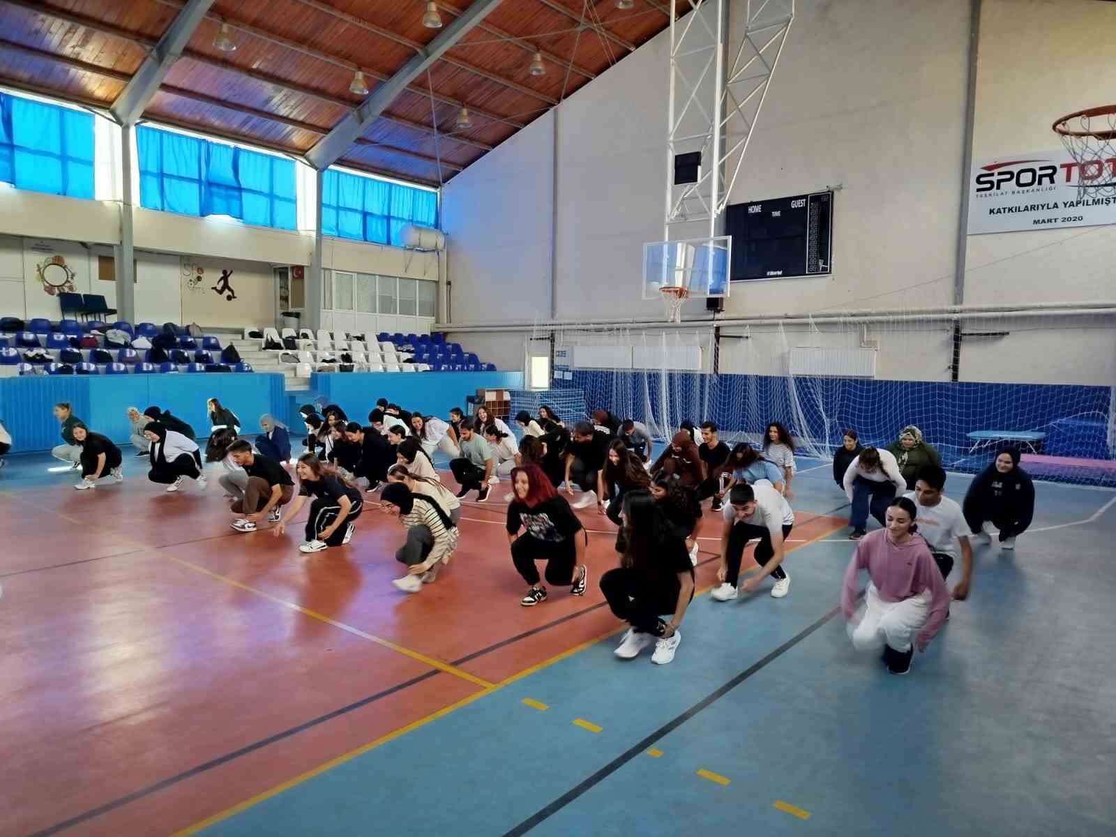 Gediz Gençlik Spor Müdürlüğünde kurslar devam ediyor