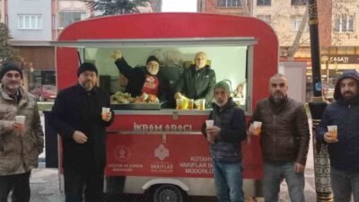 KÜTAHYA VAKIFLAR BÖLGE MÜDÜRLÜĞÜ ÇORBA İKRAMI HİZMETİYLE VATANDAŞLARIN GÖNLÜNÜ KAZANIYOR