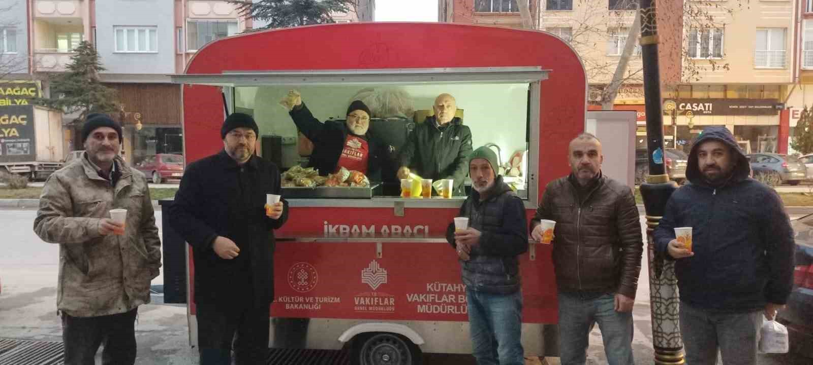 Kütahya Vakıflar Bölge Müdürlüğü çorba ikramı ile vatandaşların gönlünü kazanıyor