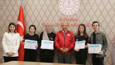 KÜTAHYA'DA BAŞARILI ÖĞRENCİLER İÇİN ÖDÜL TÖRENİ DÜZENLENDİ