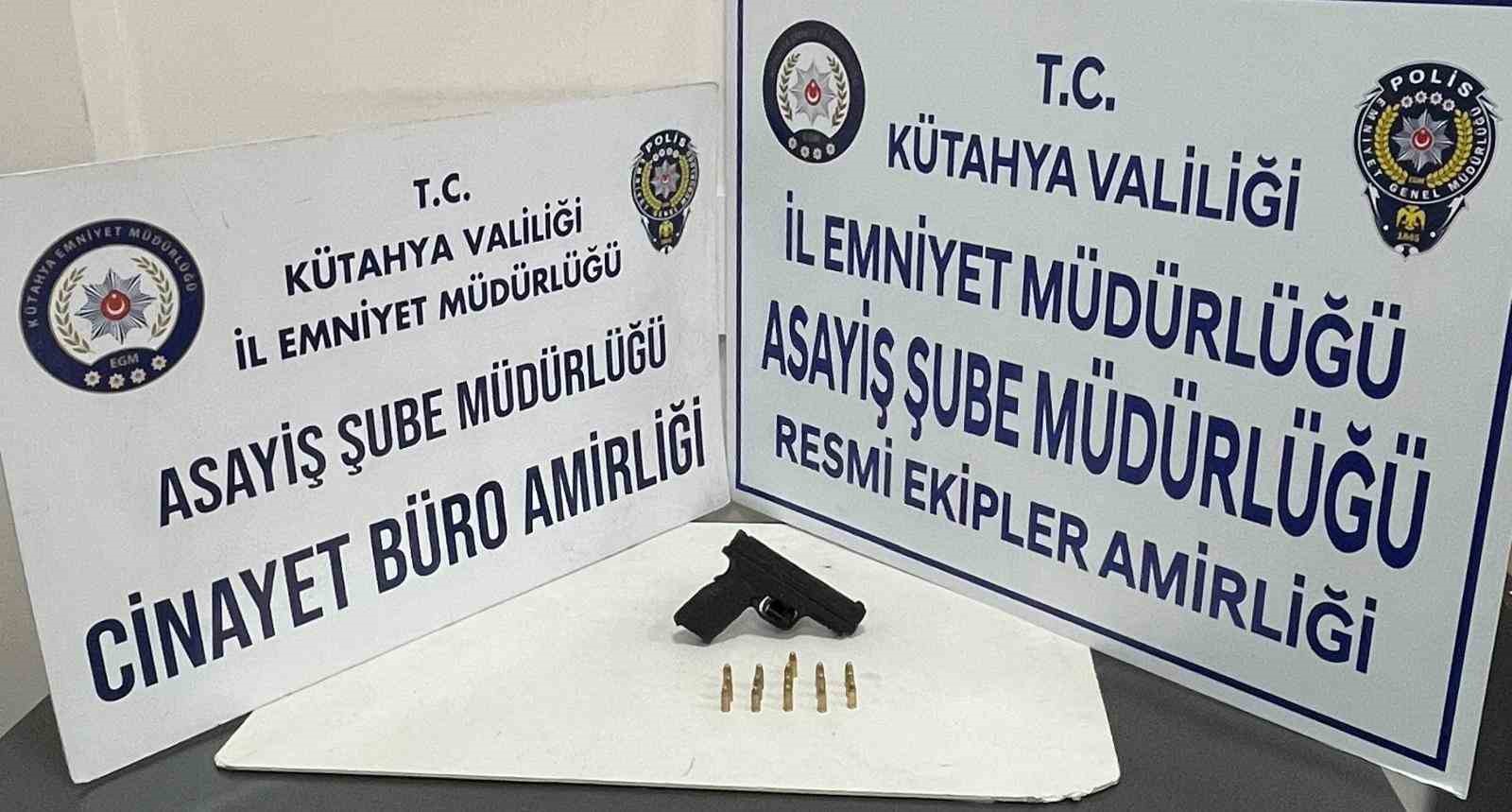 KÜTAHYA’DA BİR ARAÇTA RUHSATSIZ TABANCA ELE GEÇİRİLDİ