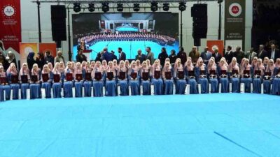 KÜTAHYA'DA HAFIZLIK EĞİTİMİNİ BAŞARIYLA TAMAMLAYAN 83 KIZ ÖĞRENCİ İÇİN İCAZET