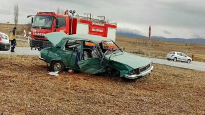 KÜTAHYA’DA HAYVAN YÜKLÜ KAMYONET OTOMOBİLE ÇARPIŞTI, 2 YARALI